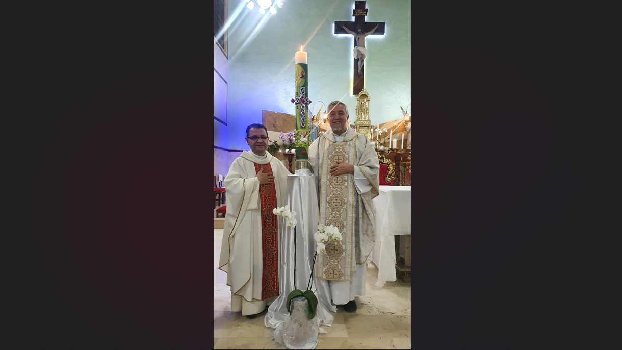 Padres con el cirio pascual