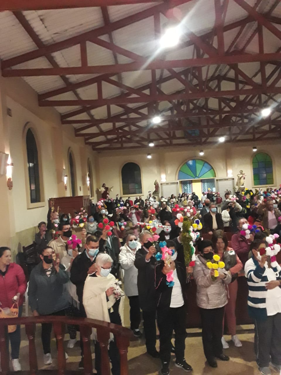 La Comunidad exaltando la Santa Cruz