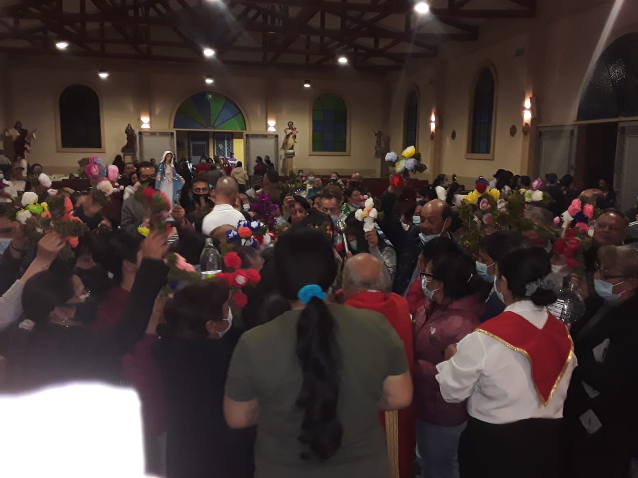 La Comunidad exaltando la Santa Cruz