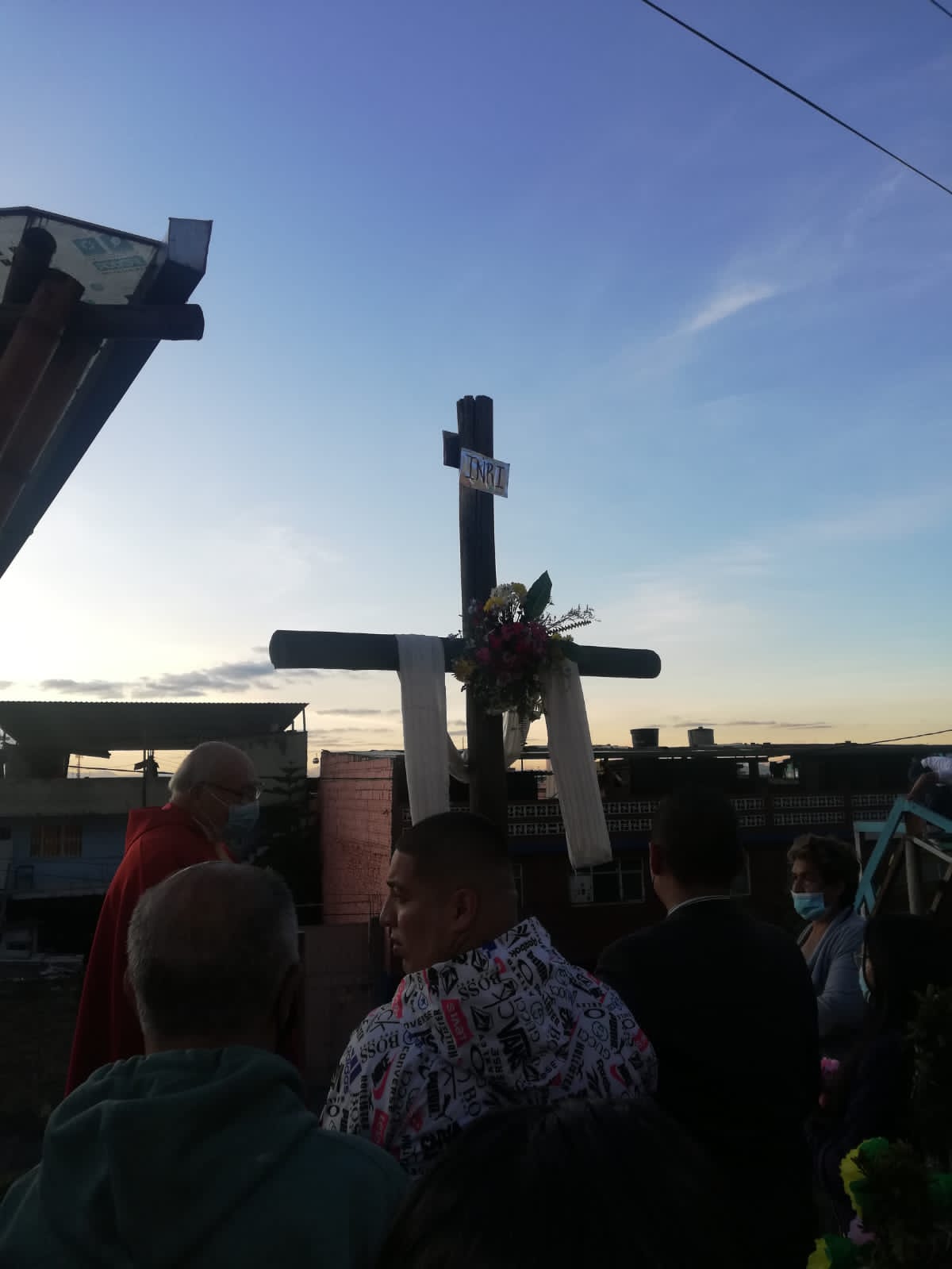 La Comunidad exaltando la Santa Cruz