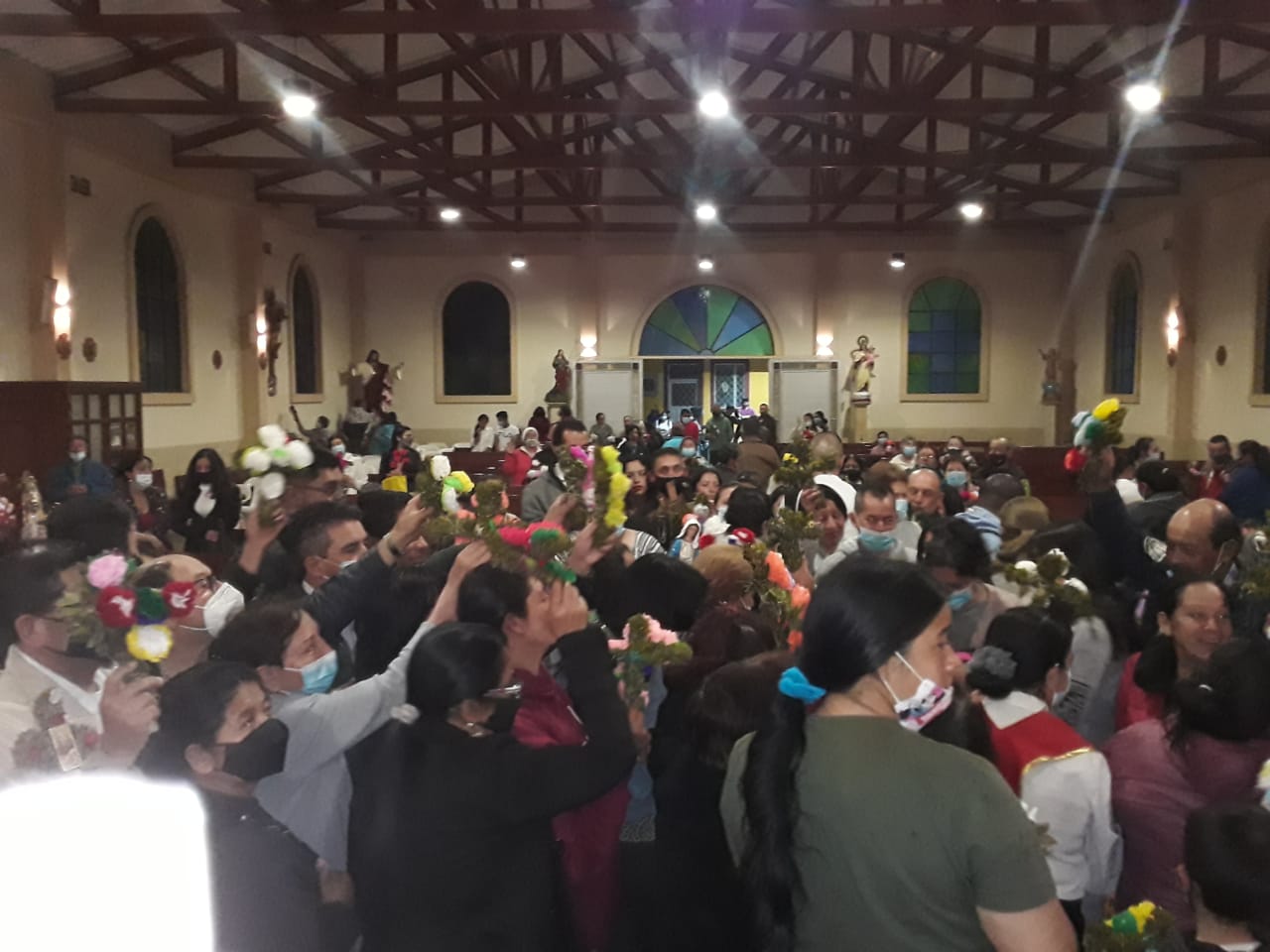 La Comunidad exaltando la Santa Cruz