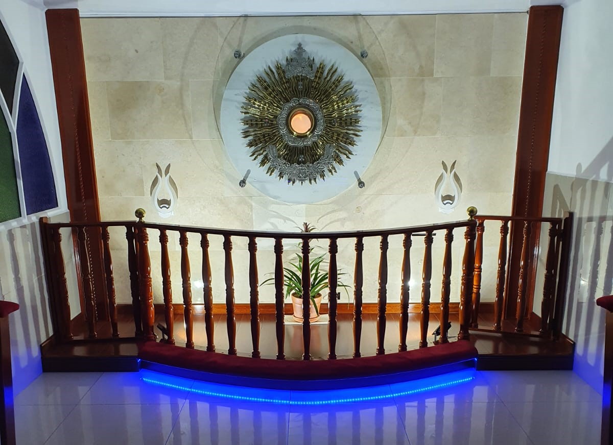 Capilla después luz neón