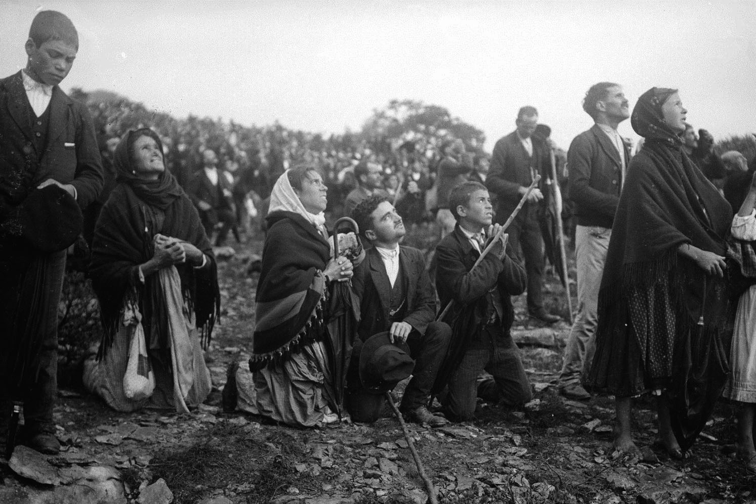 https://arquimedia.s3.amazonaws.com/1/documentos/virgen-fatima-milagro-sol-octubre-1917jpg.jpg