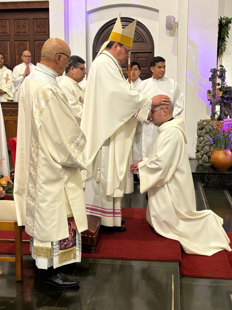 Imposicion de manos Monseñor