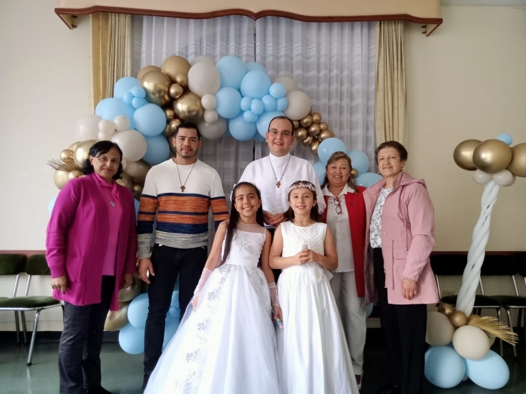 compartir en el salon luego de la celebracion junto a los catequistas